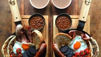 Sosis, bacon, telur mata sapi, dan tomat cherry ditemani roti irisan roti bisa jadi alternatif menu sarapan yang mengenyangkan dan praktis, nih! Foto: Instagram @symmetrybreakfast