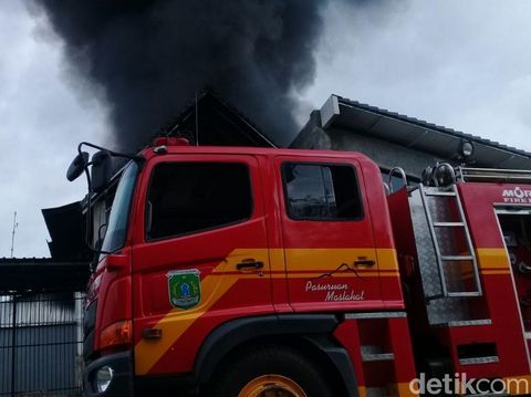 Pabrik Plastik di Pasuruan Terbakar, Asap Pekat Membubung Tinggi