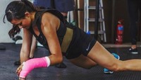 Jas juga memiliki determinasi tinggi, dengan tetap latihan meski mengalami cedera di tangna. (Foto: instagram/jasminedanker)