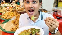 Suami dari Rachel Goddard ini senang bukan kepalang ketika menemukan dan bisa mencicipi jajanan pasar. Kali ini ia mencoba kue lupis. Kue lupis ini enak dan manis karena pakai gula jawa, tulisnya pada captions. Foto: Instagram @goddard.ben