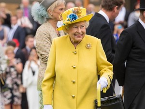 Giliran Desainer Favorit Ratu Elizabeth II yang Buat Baju Medis