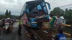 Roda Kiri Nggantung, Bus di Maros Ini Nangkring Mengerikan di Jembatan