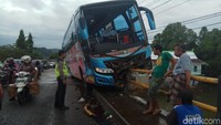 Kaca bagian depannya juga pecah. Namun, hingga saat ini, korban belum diidentifikasi karena Polisi masih melakukan olah TKP. 