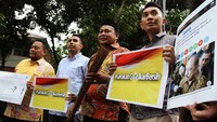 Inisiator Generasi Muda Partai Golkar (GMPG), Sirajuddin Abdul Wahab, didampingi kader GMPG Adam Irham, Almanzo Bonara, Arif Budi Prakoso, Antoni Pangaribuan, memegang sapu lidi sebagai simbol aksi bersih-bersih di tubuh partai berlambangkan beringin itu. Foto: dok. GMPG