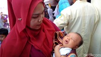 Tak lupa Kapolri mengusap-usap kepala bayi Tito dan menciumnya.