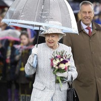 Ratu Elizabeth II berbalut busana biru muda dengan payung berwarna senada saat berkunjung ke Richmond, Inggris.  Foto: dok: Getty Images