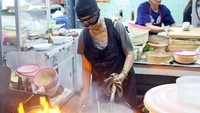 Michelin Guide identik dengan resto mewah yang punya sajian enak. Tapi di Bangkok, Michelin Guide memberi 1 bintang pada penjual jajanan kaki lima, Raan Jay Fai. Foto: Daniel Food Diary