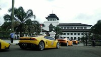 Mobil-mobil ini tidak lama berada di Gedung Sate. Foto: Khairul Imam Ghozali