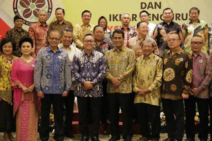 Foto: Pengurus Dewan Kopi Indonesia berfoto bersama Ketua MPR Zulkifli Hasan dan Mentan Amran Sulaiman (Dok. MPR) Foto: Pengurus Dewan Kopi Indonesia berfoto bersama Ketua MPR Zulkifli Hasan dan Mentan Amran Sulaiman (Dok. MPR)
