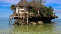 Angin pantai yang berhembus dapat menyejukkan tubuh yang tersorot cerahnya sinat matahari. Sedangkan mata akan memandang langit biru dan air laut disekeliling karang. Foto: Colin Cosier