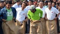 Jokowi yang saat itu menjadi presiden terpilih tahun 2014, mengikuti lomba HUT ke-69 RI di Waduk Pluit. Dalam lomba balap karung, Jokowi kalah dengan kontestan lainnya. (Foto: ANTARA)