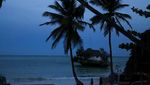 Memandang Samudra Hindia Sambil Makan Seafood di Restoran Atas Batu Karang