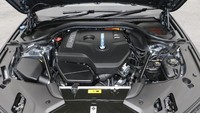 BMW 530e M Sport menggendong mesin bensin BMW TwinPower Turbo empat silinder berkapasitas 1.998 cc. Mesin didukung juga oleh motor listrik. Foto: Rangga Rahadiansyah