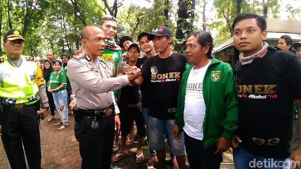 Kapolrestabes Surabaya usai pawai Bonek Wani Safety Riding/