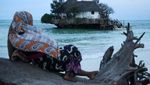 Memandang Samudra Hindia Sambil Makan Seafood di Restoran Atas Batu Karang