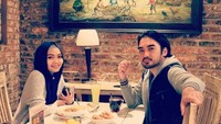 Ciye makan bareng mantan suami lagi, nih. Pak bewok,  tulis Rina Nose. Makanannya terlihat biasa saja. Minumnya juga hanya jus jeruk dan teh manis. Tapi teman makannya yang luar biasa.  Foto: Instagram @rinanose16