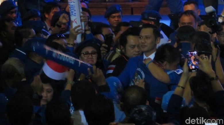 Usai Pidato, AHY Cipika Cipiki dengan SBY-Bu Ani Usai Pidato, AHY Cipika Cipiki dengan SBY-Bu Ani