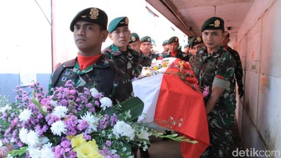 Haru Pemakaman Pratu Randi Korban Tank Maut di Sungai Bogowonto