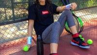 Ketika bosan olahraga di gym, tidak ada salahnya diselingi dengan olahraga permainan seperti tennis. (Foto: instagram/adrianneho) 