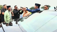 Presiden Joko Widodo (Jokowi) menghadiri pernikahan cucu tokoh PPP, KH Maimoen Zubair atau Mbah Moen di Cirebon, Jabar. Jokowi ditemani Ketum PPP Romahurmuziy (Rommy). (Foto: Dok. Istimewa)
