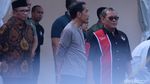 Gaya Jokowi Pantau Kontes Burung di Minggu Pagi