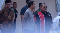 Jokowi mendengar dan melihat burung-burung yang dipamerkan di sini. (Andhika Prasetya/detikcom)