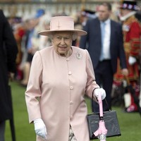 Topi bergaya klasik dengan dekorasi yang unik termasuk dalam unsur penting gaya Ratu Elizabeth II. The Milliner to The Queen atau pembuat topi Ratu adalah Rachel Trevor-Morgan, yang berada di St James, London pusat. Foto: Getty Images