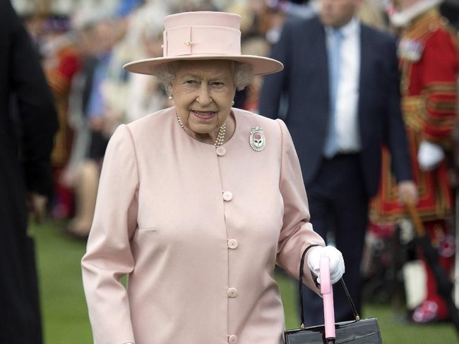 Topi bergaya klasik dengan dekorasi yang unik termasuk dalam unsur penting gaya Ratu Elizabeth II. The Milliner to The Queen atau pembuat topi Ratu adalah Rachel Trevor-Morgan, yang berada di St James, London pusat. Foto: Getty Images