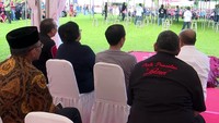 Jokowi pun menyaksikan burungnya bertanding. Ia didampingi Koordinator Staf Khusus Presiden, Teten Masduki selaku penanggungjawab acara dan Menteri LHK Siti Nurbaya Bakar. (Foto: Biro Pers Setpres)