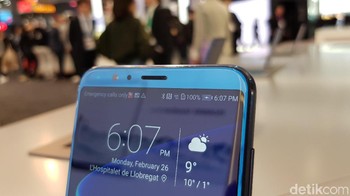 Khusus untuk Honor View 10, teknologi AI tersemat di dalam smartphone tersebut dan digunakan untuk mengenali kebiasaan pengguna. Layarnya akan terus menyala saat mata penggunanya menatap ponsel. Foto: detikINET/Achmad Rouzni Noor II