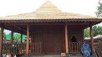 Bagunan yang dibuat di samping keraton buatan Hanung Bramantyo.