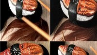 Mimi membutuhkan waktu selama 3 jam untuk merias seluruh wajahnya menjadi unagi ngiri sushi. Ini adalah sajian sushi yang memakai daging belut air tawar. Ia merias wajahnya dengan detil. Lihat saja taburan wijen yang digambar di sepanjang jidat, hidung dan bibirnya itu. Terlihat nyata! Foto: Instagram @mimles