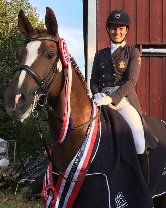 Sementara sang adik Alexandra merupakan altlet kuda profesional di Norwegia. Alexandra telah banyak meraih penghargaan dan medali dalam bidang olahraga berkuda.  Foto: dok. Instagram