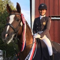 Sementara sang adik Alexandra merupakan altlet kuda profesional di Norwegia. Alexandra telah banyak meraih penghargaan dan medali dalam bidang olahraga berkuda.  Foto: dok. Instagram