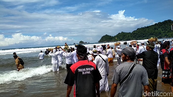 Ratusan Peralatan Sembahyang Disucikan di Pantai Jolosutro