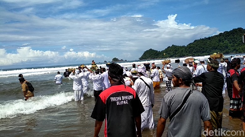 Ratusan Peralatan Sembahyang Disucikan Di Pantai Jolosutro