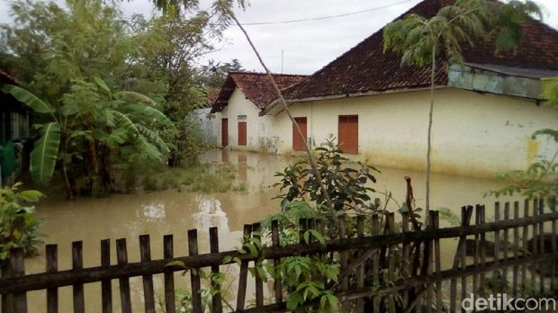 Banjir di Brebes akibat luapan Sungai Cisanggarung.