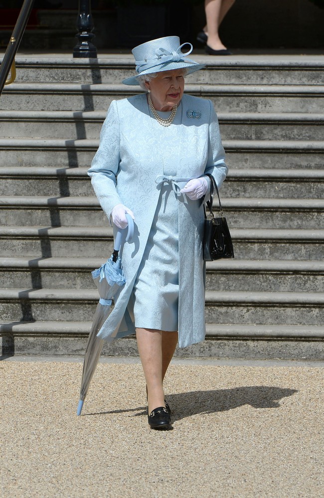 Jika ditanya fashion item yang jarang dipakai sang Ratu, jeans dan busana berbahan denim bisa jadi jawabannya. Ratu Elizabeth II hampir tak pernah terlihat mengenakannya, setidaknya saat tampil di depan publik. Foto: Getty Images