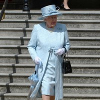 Jika ditanya fashion item yang jarang dipakai sang Ratu, jeans dan busana berbahan denim bisa jadi jawabannya. Ratu Elizabeth II hampir tak pernah terlihat mengenakannya, setidaknya saat tampil di depan publik. Foto: Getty Images