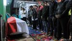 Foto: Suasana Haru di Rumah Duka Pratu Randi