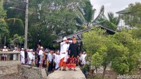 Ketua Suka Duka Hindu Dharma DKI Made Sudharta dan Ketua Panitia Perayaan Hari Raya Nyepi Jakarta 2018 I Made Romiyasa menyambut kedatangan Anies. Anies dan rombongan kemudian diajak berkeliling Pura.