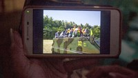 Salah seorang kerabat korban menunjukan foto pelajar PAUD yang sedang menaiki Tank milik TNI sebelum tenggelam di Purworejo, Jateng, Rabu (10/3). Akibat kecelakaan sebuah tank dari Batalyon Infanteri 412 / Bharata Eka Sakti Purworejo yang tenggelam di Sungai Bogowonto, Purworejo,itu mengakibatkan Kepala Sekolah PAUD Ananda dan satu Anggota TNI meninggal dunia. ANTARA FOTO/Andreas Fitri Atmoko/pras/18.   