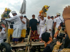 Didampingi Istri, Anies Hadiri Melasti di Pura Segara Cilincing