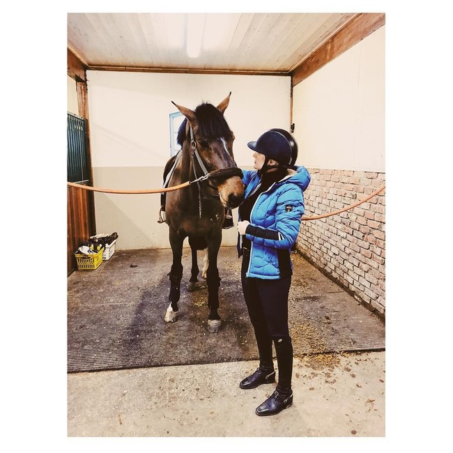 Wanita berambut pirang itu juga memiliki hobi tipikal orang kaya yakni berkuda.  Foto: dok. Instagram