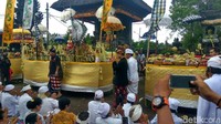 Melasti digelar di pinggir pantai dengan maksud supaya perbuatan buruk hanyut terbawa air laut. Selain untuk membersihkan diri, Melasti juga dilakukan dengan pembersihan dan penyucian benda sakral milik pura.