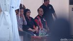 Gaya Jokowi Pantau Kontes Burung di Minggu Pagi