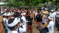 Anies dan Fery terlihat mengucapkan salam ke umat Hindu yang berada di Pura Segara, Jalan Kremasi, Cilincing, Jakarta Utara, Minggu (11/3/2018), sekitar pukul 15.30 WIB.