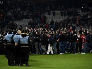 Ricuh di Partai Ligue 1, 100-200 Fans Menyerbu Masuk ke Lapangan
