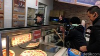 Menteri Susi membayar sendiri pretzel di sebuah rest area di jalan tol antara New York dan Boston.