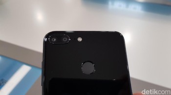 Sementara ini Honor 7X. Sepintas dari belakang terlihat seperti iPhone 7 Jet Black yang super glossy. Foto: detikINET/Achmad Rouzni Noor II